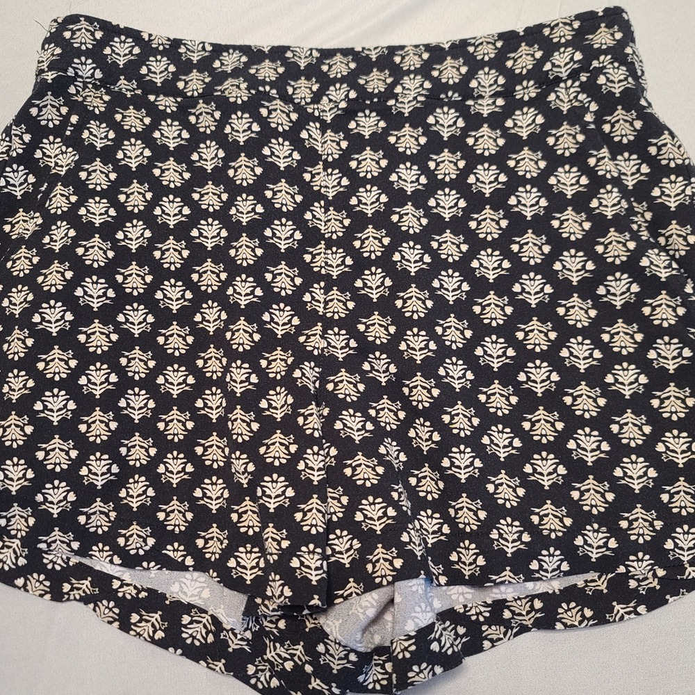 Old Navy Floral Block Print Shorts Womens Medium Black White Rayon‎ Boho Summer